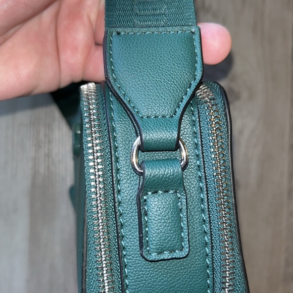 GUESS Dark green crossbody messenger bag with adjustable strap - Picture 9 of 10